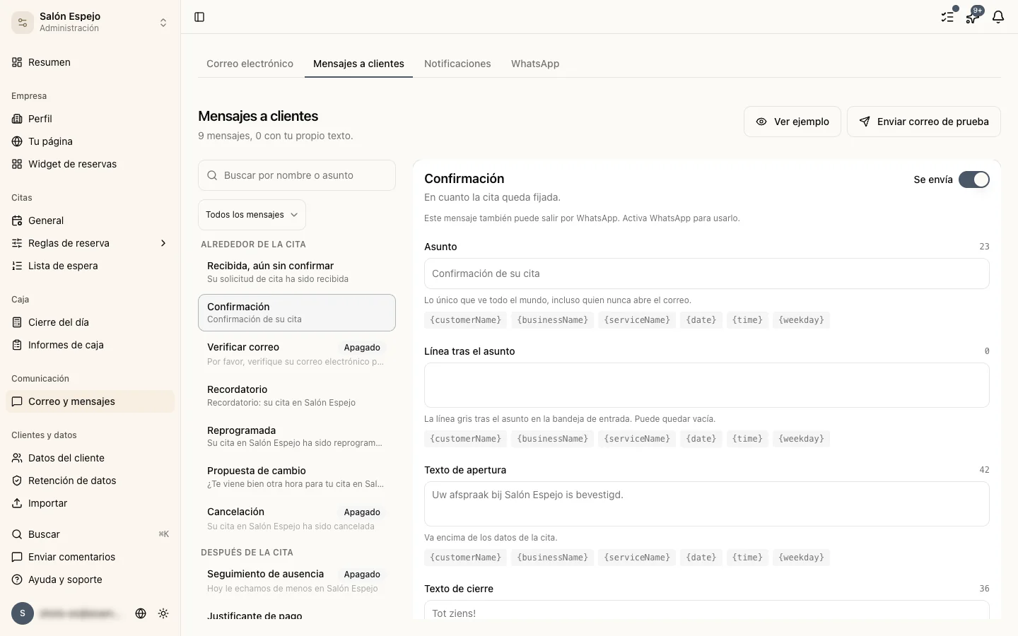 La pantalla Mensajes a clientes con el correo de confirmación abierto