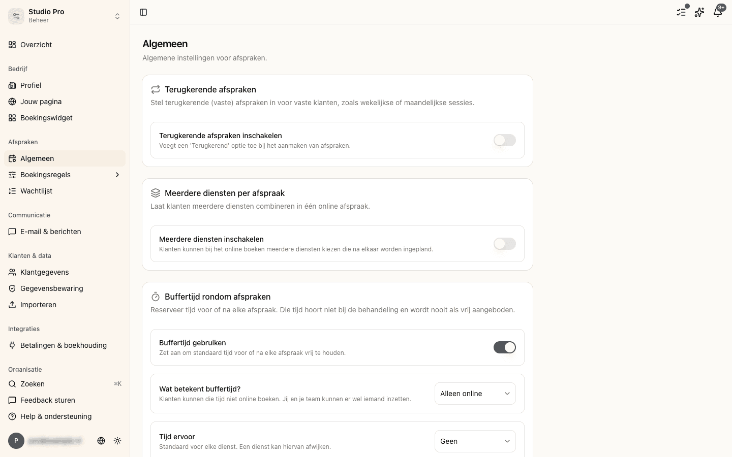 Die Karte Pufferzeit rund um Termine unter Verwaltung > Termine, mit eingeschaltetem Schalter und der Zeit davor und danach